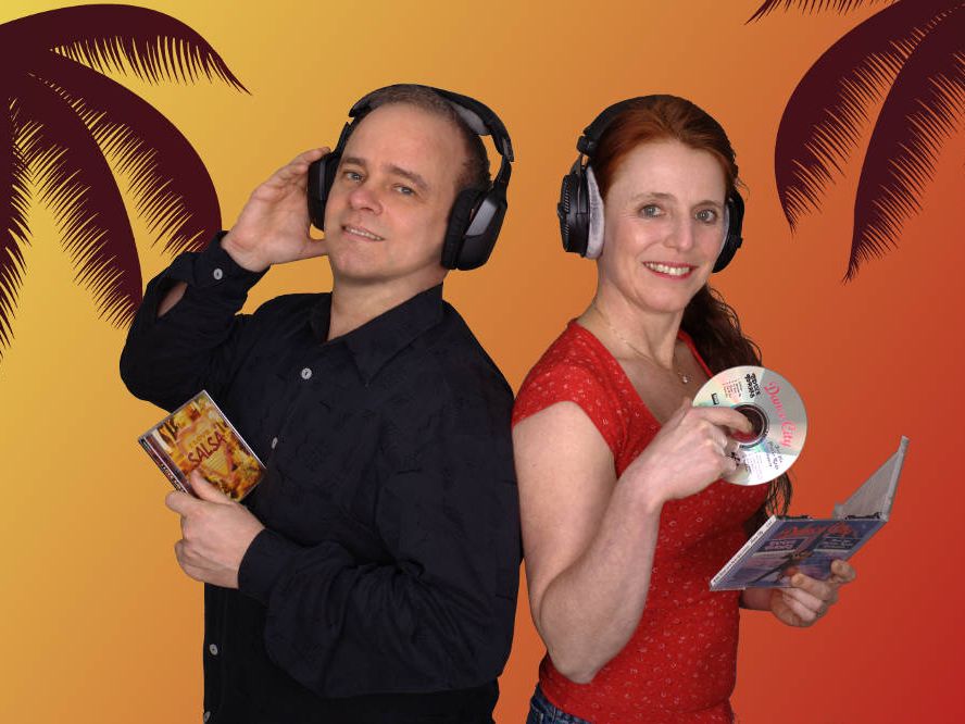 Nicole und Jörg hören Salsa-Musik.